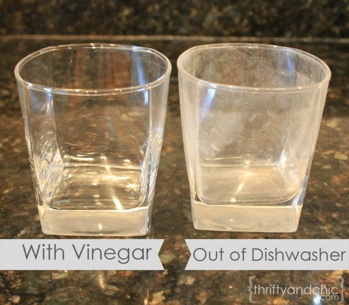 15 usos geniais para o vinagre que a maioria das pessoas no conhece, Limpe manchas de gua dura com vinagre