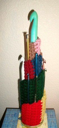faa uma torre de croch e agulhas de tric com sobras de fios
