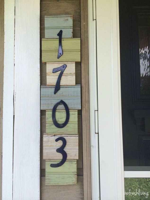 11 ideias de placas de endereo que faro os vizinhos pararem de admirao, Placa de endere o de sucata de madeira placa de contas antiga