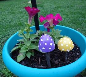 Decoración de jardín con setas hecha con huevos de pascua de plástico