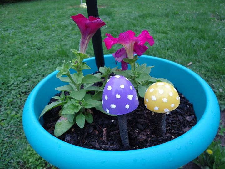 decorao de jardim de cogumelos feita com ovos de pscoa de plstico