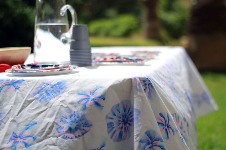 sorprende a tus invitados de la barbacoa con estas 13 decoraciones del 4 de julio, A ade fuegos artificiales con Sharpie y alcohol a tu mesa