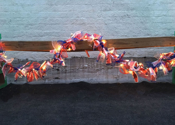 sorprende a tus invitados de la barbacoa con estas 13 decoraciones del 4 de julio, Ata mallas rojas blancas y azules en las cuerdas de las luces