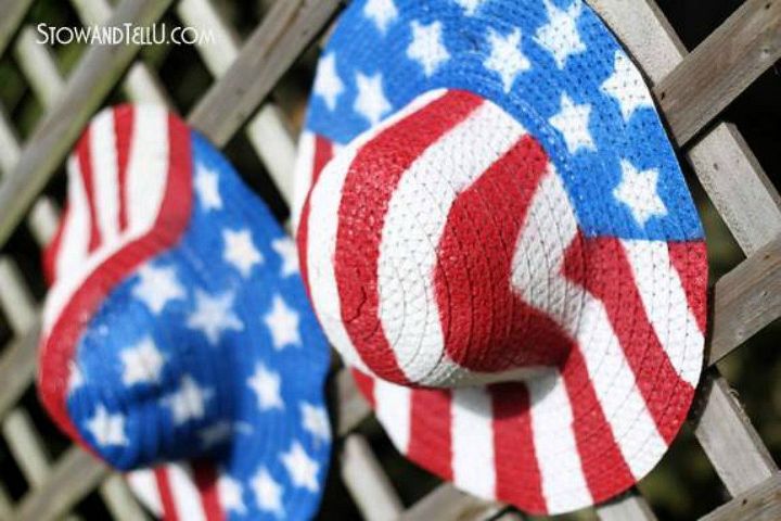 sorprende a tus invitados de la barbacoa con estas 13 decoraciones del 4 de julio, Cubre la valla con sombreros con estrellas y rayas
