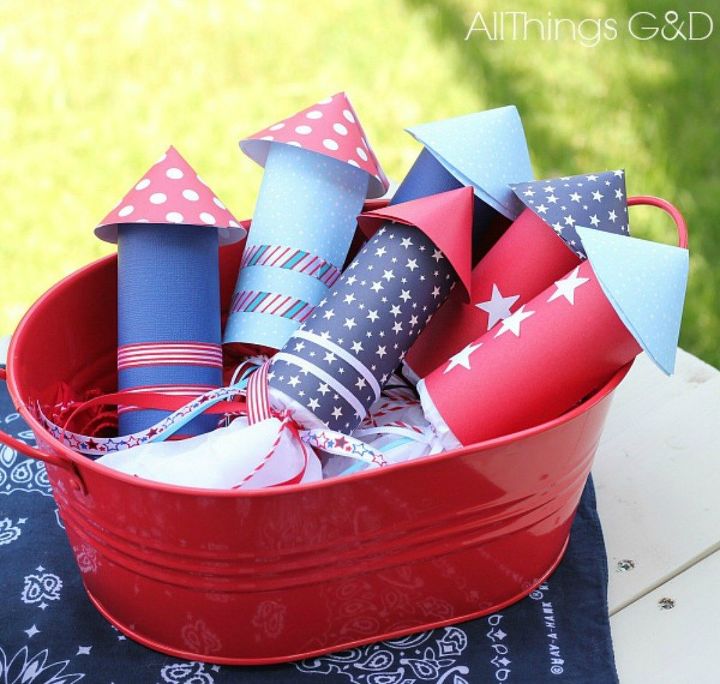 sorprende a tus invitados de la barbacoa con estas 13 decoraciones del 4 de julio, Haz divertidos cohetes de caramelo con rollo de TP para los ni os