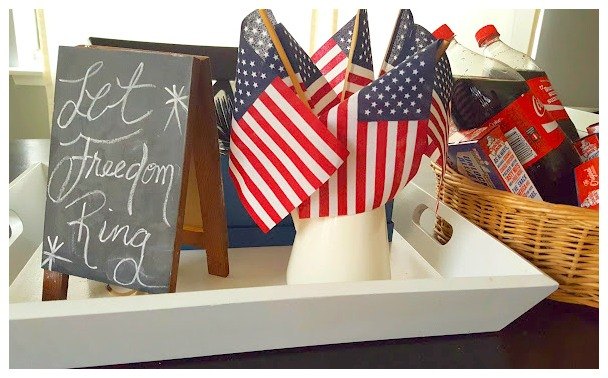 simple patriotic themed table decor, home decor, patriotic decor ideas, seasonal holiday decor
