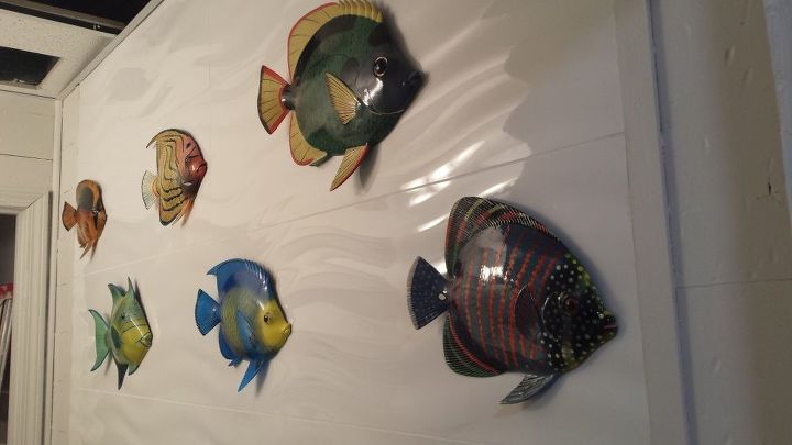 como pendurar peixes decorativos em uma parede de porcelanato, peixe na parede de azulejos