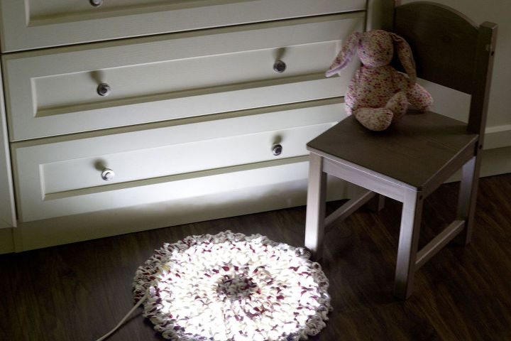 17 padres de bricolaje comparten brillantes ideas de proyectos para nios, Ilumina tu dormitorio con una alfombra infantil con luces de hadas