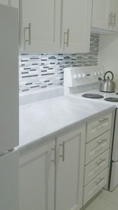13 ways to instantly brighten up a boring kitchen, Give your countertops a faux marble makeover