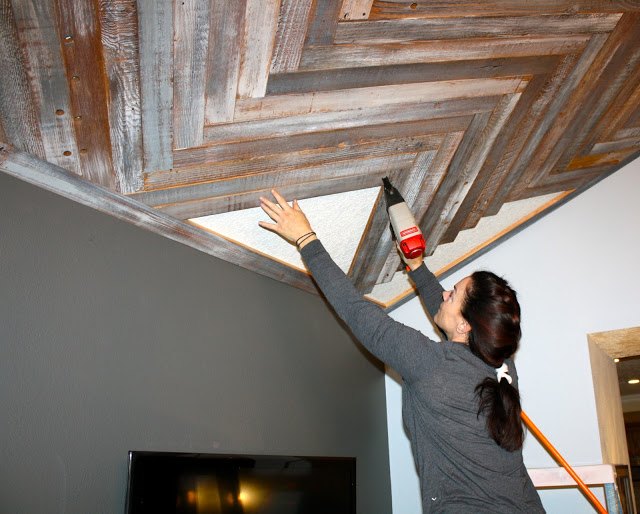 teto de madeira recuperada com padro de espinha de peixe