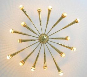 16 formas inesperadas de utilizar las luces de navidad este ao, Combina luces y micr fonos de pl stico para crear una l mpara de ara a