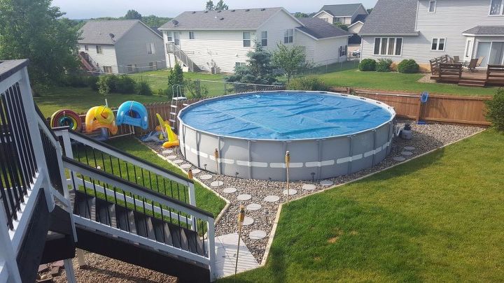 wow 11 ideas de ensueo para personas que tienen piscinas en el patio trasero, A ade un camino de piedras alrededor de tu piscina