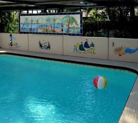 wow 11 ideas de ensueo para personas que tienen piscinas en el patio trasero, Decora las paredes circundantes con recortes de madera