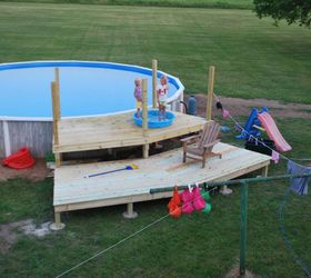 wow 11 ideas de ensueo para personas que tienen piscinas en el patio trasero, Construya una gran plataforma para jugar y almacenar