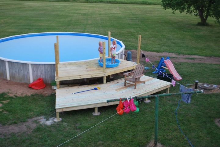 wow 11 ideas de ensueo para personas que tienen piscinas en el patio trasero, Construya una gran plataforma para jugar y almacenar