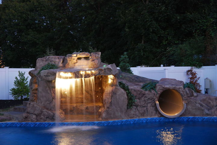 wow 11 ideas de ensueo para personas que tienen piscinas en el patio trasero, Encargue un impresionante tobog n y una gruta