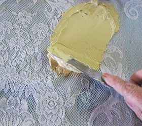 cmo utilizar el encaje con wood icing textura paste, Extendiendo la pasta de textura sobre el encaje