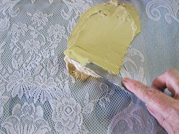 cmo utilizar el encaje con wood icing textura paste, Extendiendo la pasta de textura sobre el encaje