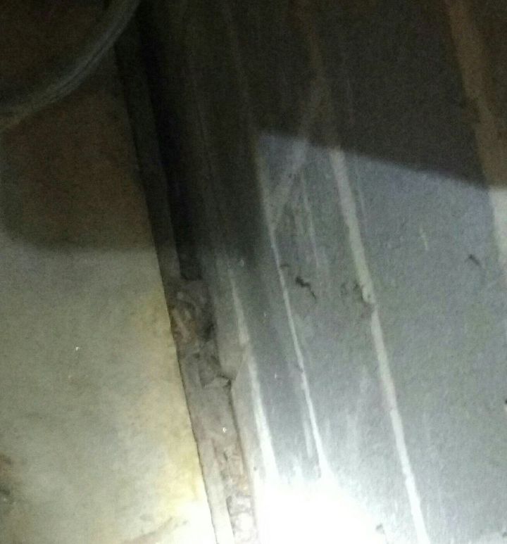 pregunta sobre mi cuarto de servicio, Aqui puedes ver el espacio entre el piso de concreto L y la pared R