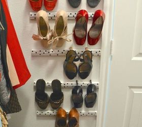 13 maneras increblemente inteligentes de guardar tus zapatos, Cuelgue los tacones en una pared vac a del armario