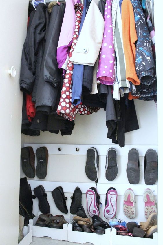 13 maneras increblemente inteligentes de guardar tus zapatos, Cuelgue los zapatos de los pomos de los armarios en la pared