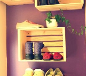13 maneras increblemente inteligentes de guardar tus zapatos, Cuelga cajas en la pared para llenarlas de zapatos