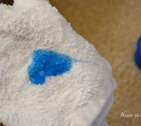 13 trucos de limpieza por los que juran las personas con salones impecables, Trata las manchas de la alfombra con detergente para ropa