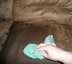 13 trucos de limpieza por los que juran las personas con salones impecables, Dejar un sof de microfibra como nuevo con agua caliente