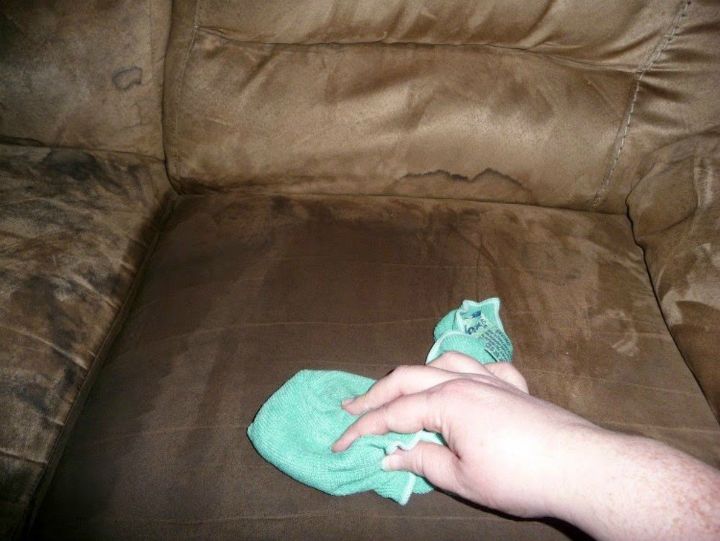 13 hacks de limpeza que pessoas com sales impecveis juram, Limpando um sof de microfibra da maneira verde