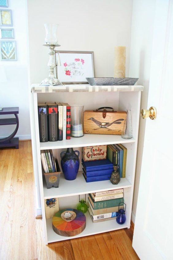 s 12 cleaning tricks that people with spotless living rooms swear by, cleaning tips, entertainment rec rooms, living room ideas, Style your chaotic bookcase by color