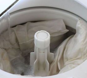 13 trucos de limpieza por los que juran las personas con salones impecables, Tira las fundas de los cojines a la lavadora
