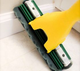 13 trucos de limpieza por los que juran las personas con salones impecables, Limpie los z calos mientras limpia el suelo