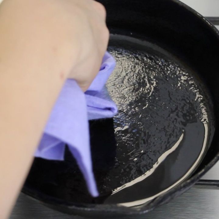 how to season and maintain a cast iron skillet