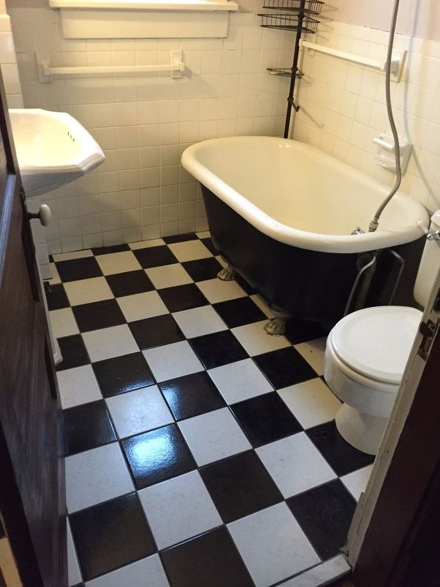 antes e depois um pequeno banheiro preto e branco ganha uma atualizao