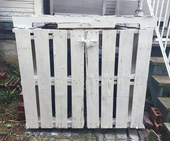 outdoor garbage can storage from pallets