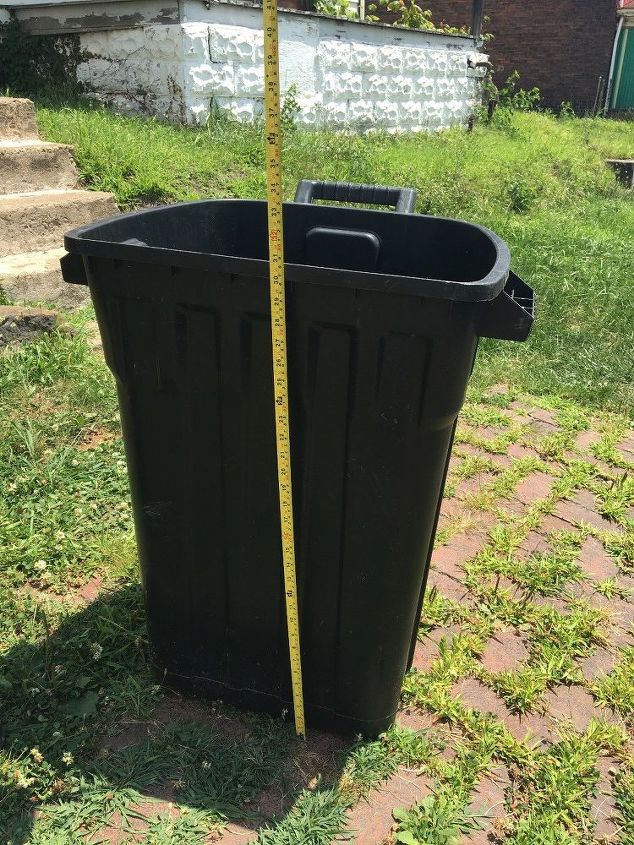 almacenamiento de botes de basura al aire libre a partir de palets