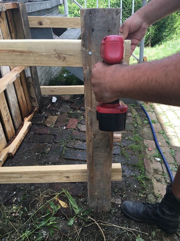 almacenamiento de botes de basura al aire libre a partir de palets