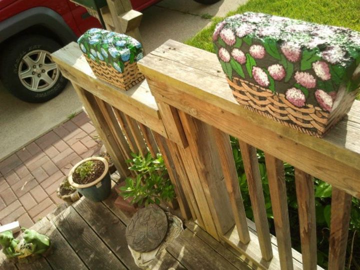 15 maneras en que los adoquines de hormign pueden transformar totalmente su patio, Pinta los adoquines para que parezcan cestas de flores llenas
