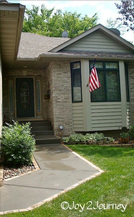 15 ways concrete pavers can totally transform your backyard, Line your basic walkway to add to the design