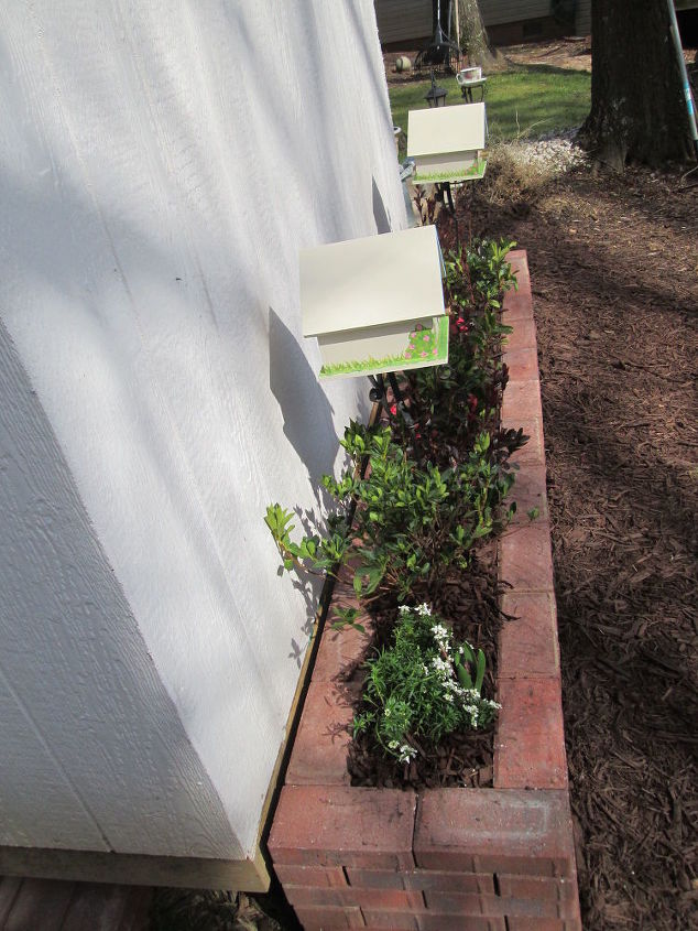 15 maneras en que los adoquines de hormign pueden transformar totalmente su patio, Mejora el atractivo de la acera con una sencilla jardinera