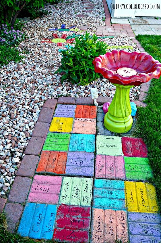 15 maneiras que pavimentadoras de concreto podem transformar totalmente seu quintal, Tijolos reciclados de uma antiga lareira se transformaram em obras de arte coloridas no p tio