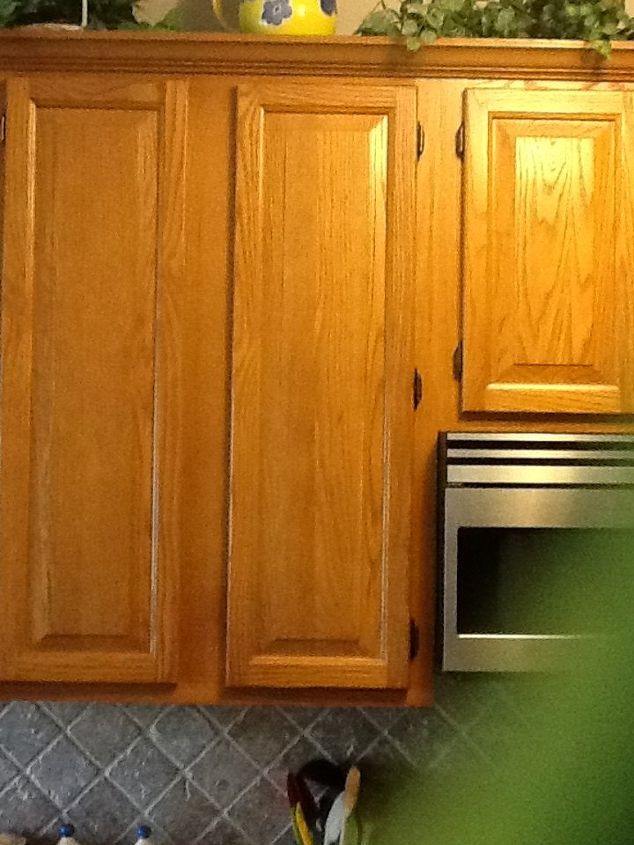 gabinetes de cocina que siguen siendo ajar, Una puerta que permanece cerrada