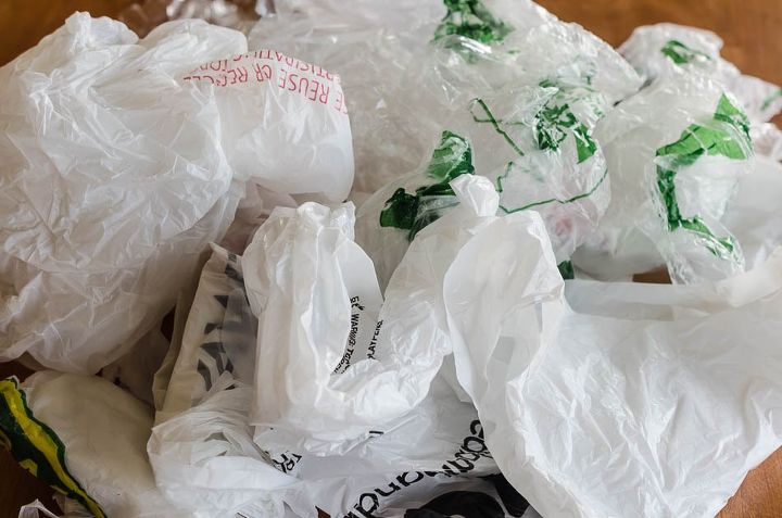 una forma barata atractiva y facil de organizar todas tus bolsas de plastico