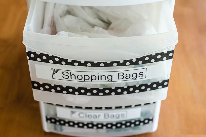 una forma barata atractiva y facil de organizar todas tus bolsas de plastico