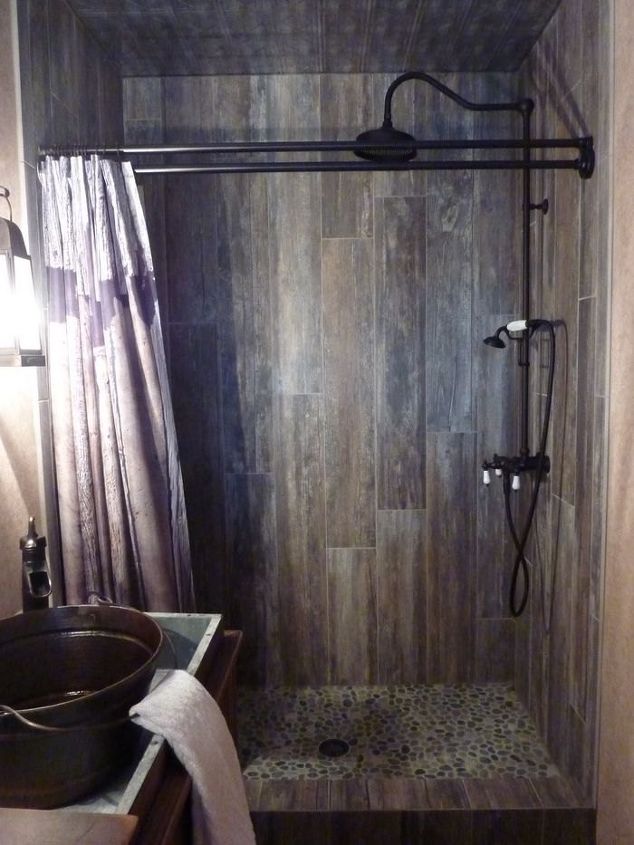banheiro principal transformado com telha de madeira recuperada