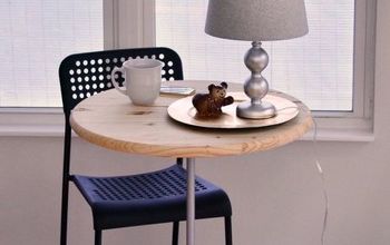 Mesa bistró de bricolaje con base de pedestal hecha con una ensaladera de madera y un tubo.