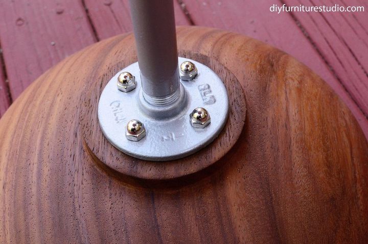 mesa bistr de bricolaje con base de pedestal hecha con una ensaladera de madera y un