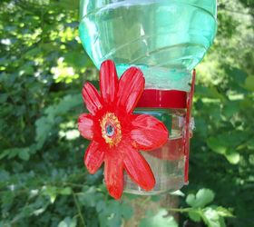  Alimentador de beija-flor feito de uma garrafa de refrigerante e um recipiente de condimento