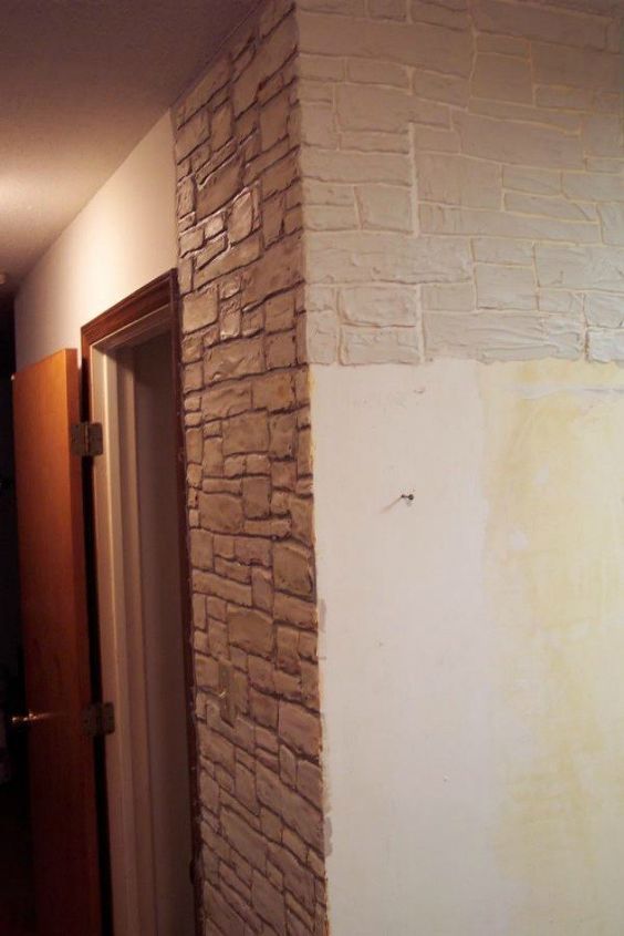 como 15 pessoas criativas preenchem suas paredes vazias, Paredes lisas tornam se paredes de pedra com composto comum
