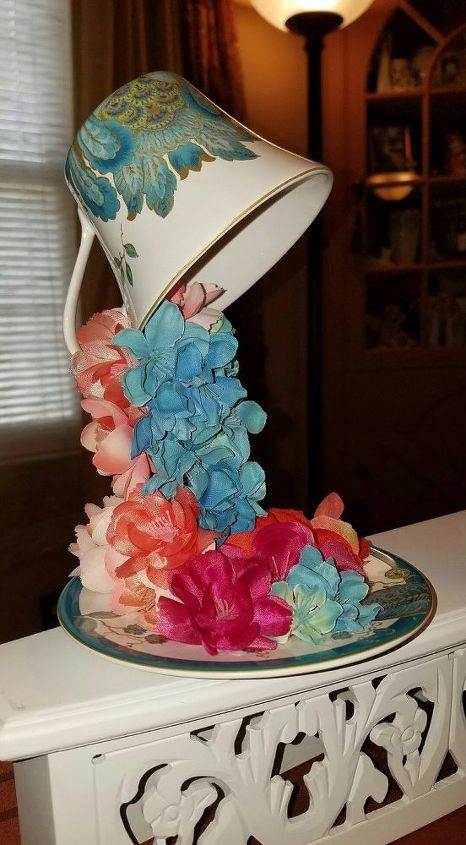 xcaras de ch flutuantes com flores de seda